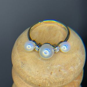 Beautiful 14kt gold, white Pearl & Diamond ring